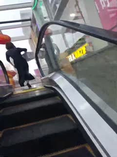 电.梯街射.被发.现，玩的就.是刺激