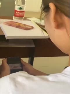 女同学在上课时候看黄片